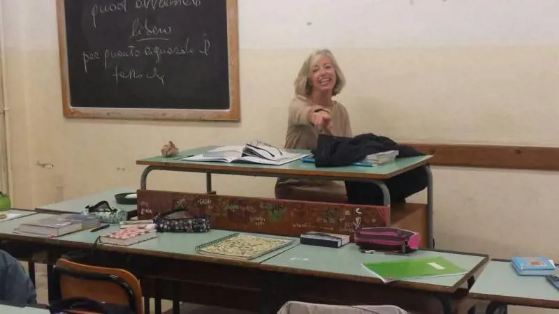La Giannini si mette in posa e gioca a fare la professoressa