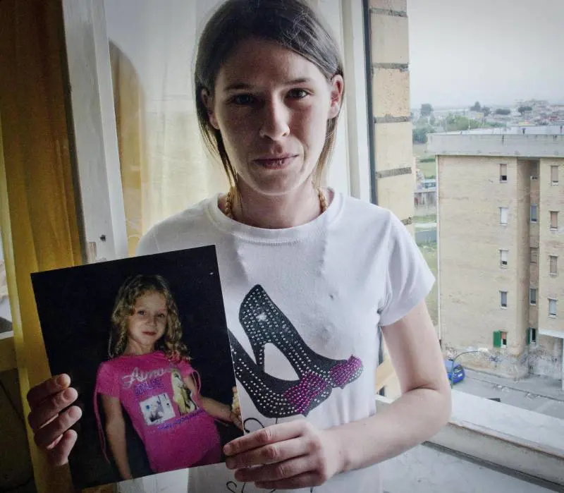 La mamma della piccola Fortuna Loffredo con la foto della figlia di sei anni