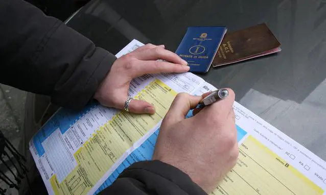 Avviso agli automobilisti: patente e libretto dovranno coincidere