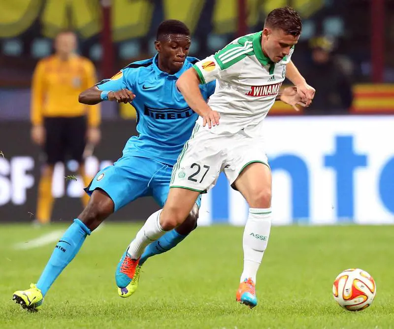 Il difensore dell'Inter Ibrahima Mbaye contro Franck Tabanou (Saint Etienne)