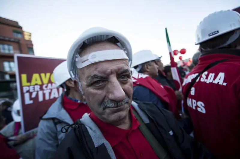 Un manifestante in piazza a Roma per la Cgil