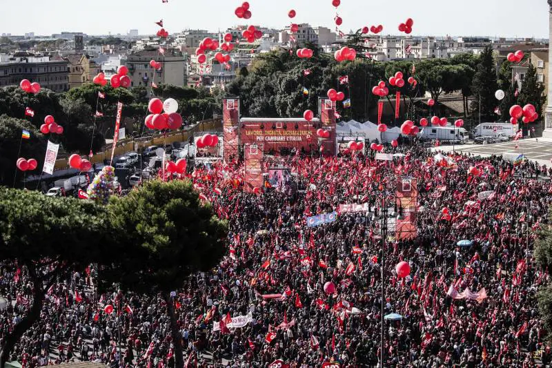 Viaggio e pranzo per tutti. La Cgil brucia 40 milioni per abbaiare al governo