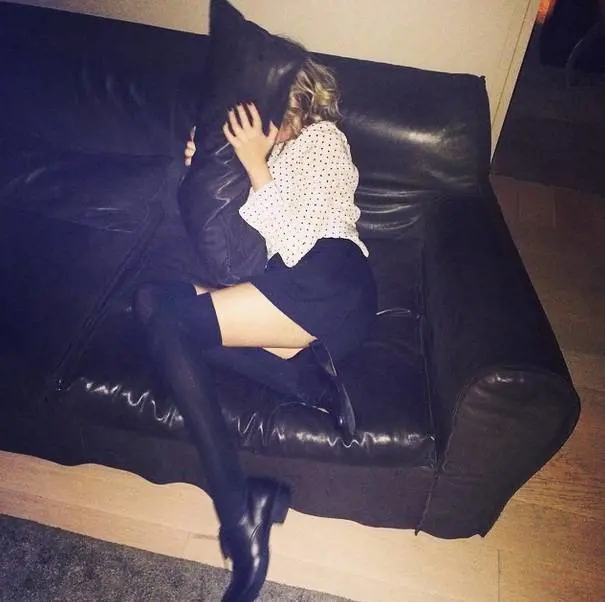 Alessia Marcuzzi sul divano di casa