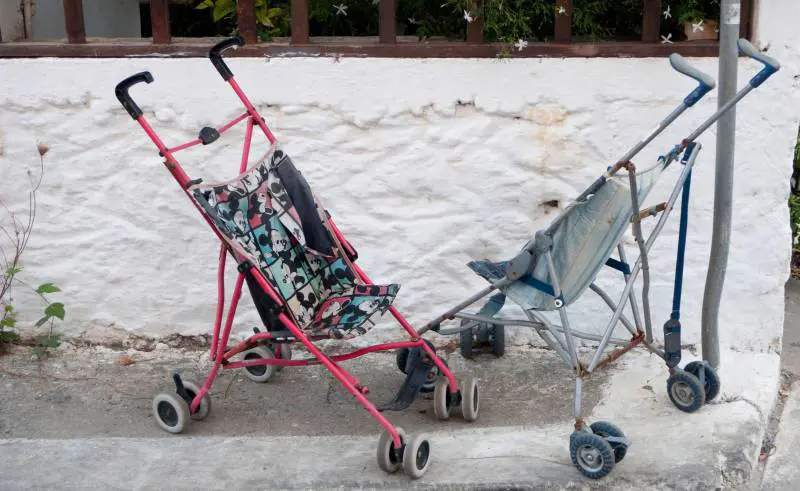 I genitori si fanno selfie e il neonato finisce in mare