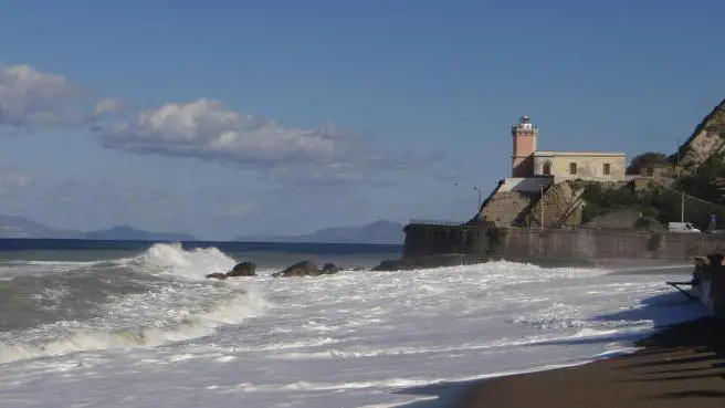 "Sapore di sale": la spiaggia di Paoli inghiottita dal mare