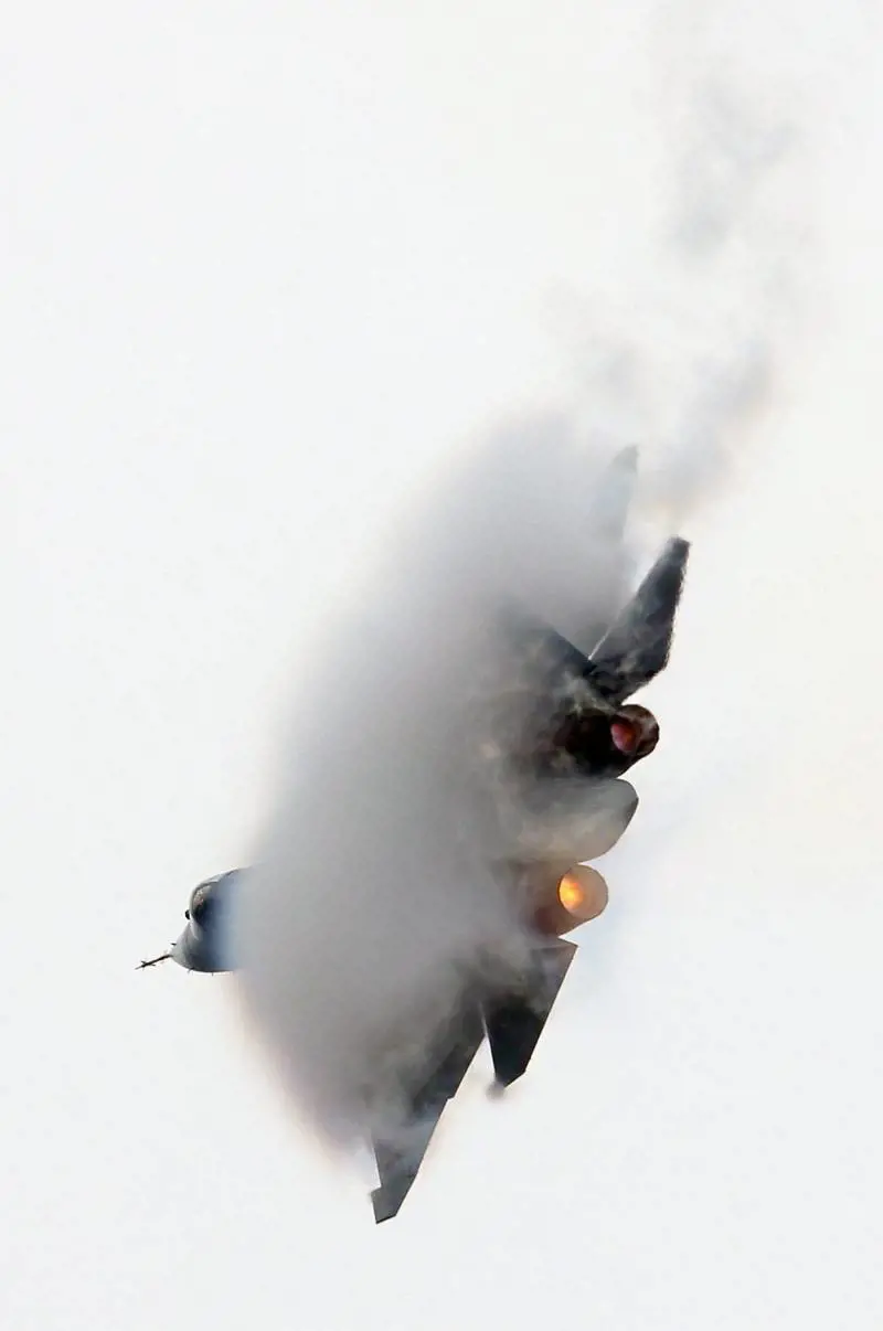 Un T-50 russo in volo durante il Moscow International Aviation and Space Salon