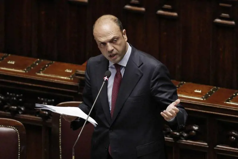 Un italiano su due vuole le dimissioni di Alfano