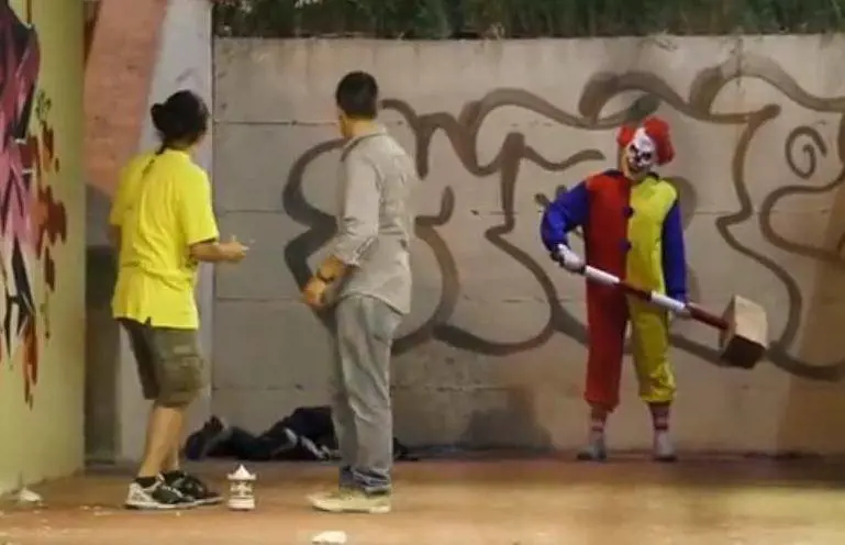 Clown armati fanno agguati a gente ignara di quanto sta succedendo