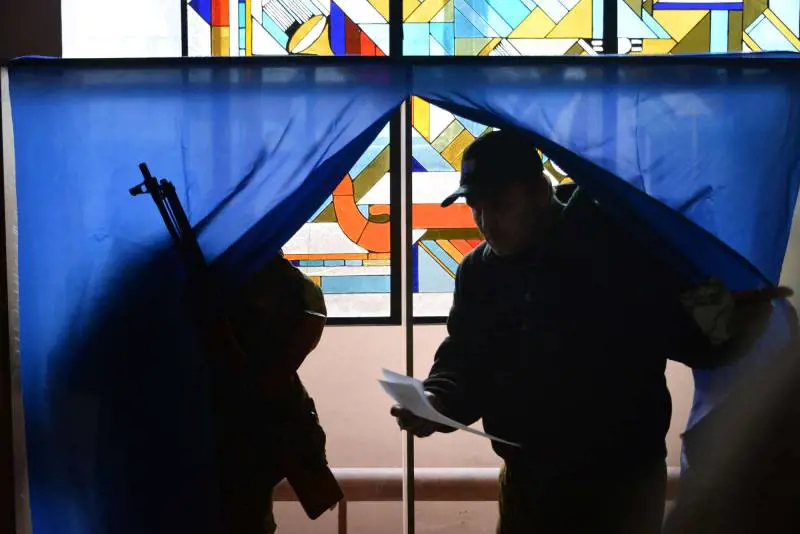 Ucraina, trionfo dei separatisti. Mosca riconosce il risultato, l'Ue no: "Voto illegale"
