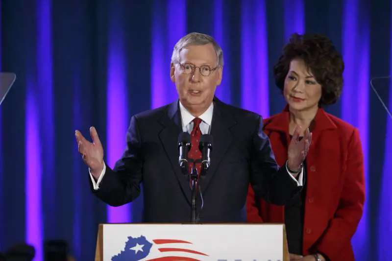 Mitch McConnell e la moglie Elaine Chao celebrano la vittoria a Louisville