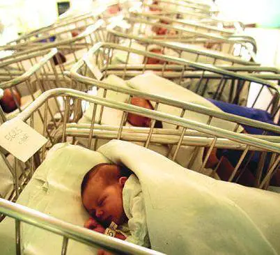 E come se non bastasse gli stranieri fanno più figli di noi