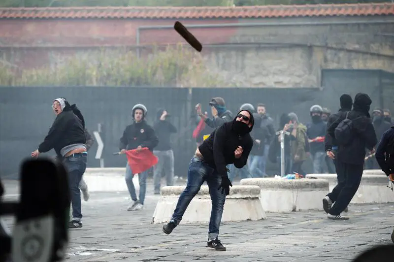 Napoli, scontri al corteo contro lo Sblocca Italia: cariche e feriti