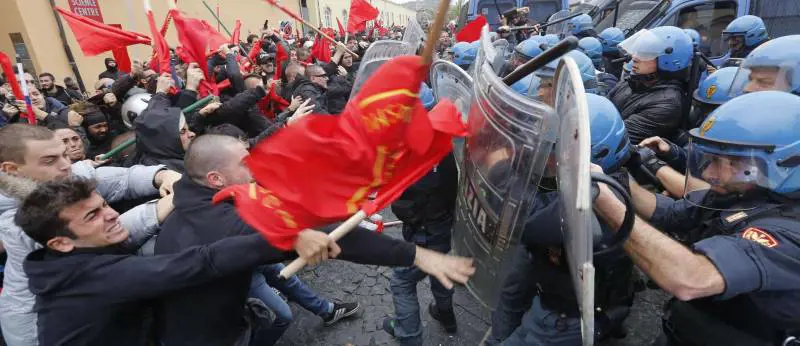 Napoli, assessori in piazza contro il governo