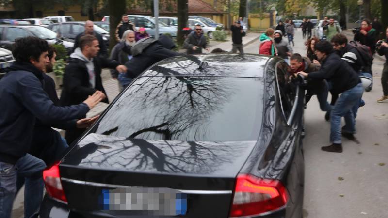 L'auto di Matteo Salvini distrutta dagli antagonisti