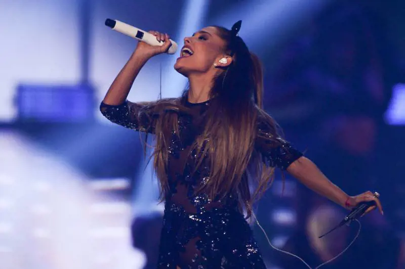 Ariana Grande pigliatutto. Crolla il mito di Lady Gaga