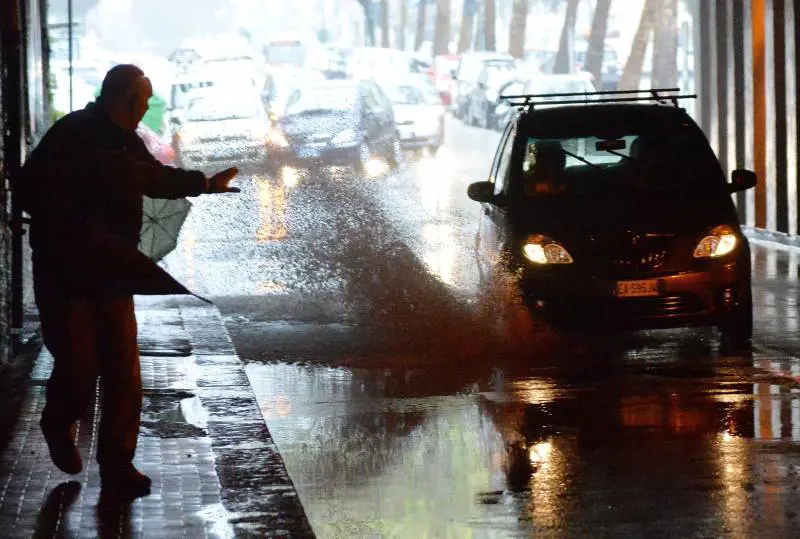 Allerta maltempo, a Genova volano i container