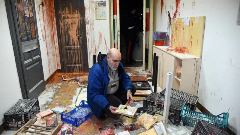 Milano, assalto alla sede del Pd a Corvetto durante una riunione del Sunia