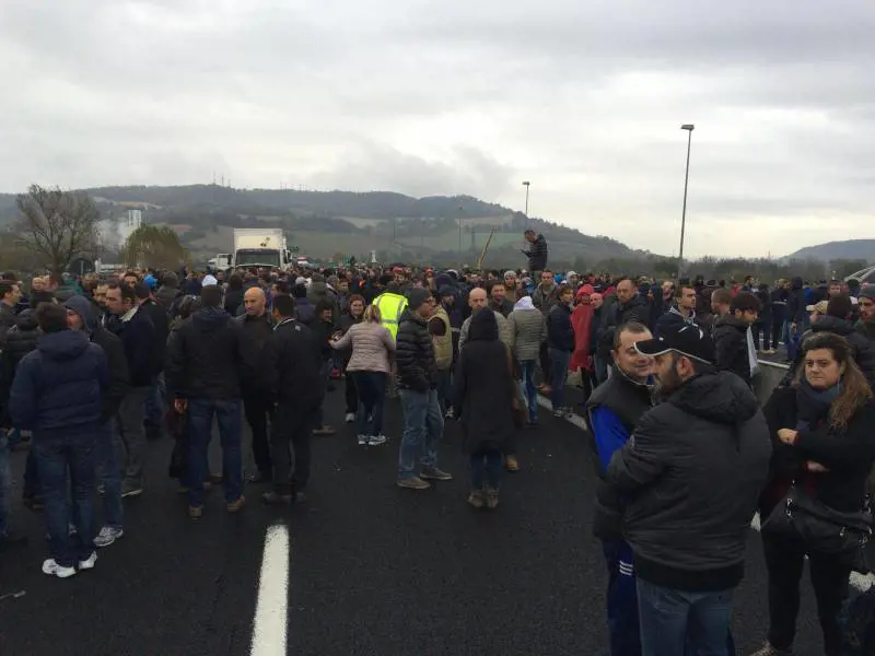 Gli operai della Ast che hanno bloccato l'Autosole ad Aorte