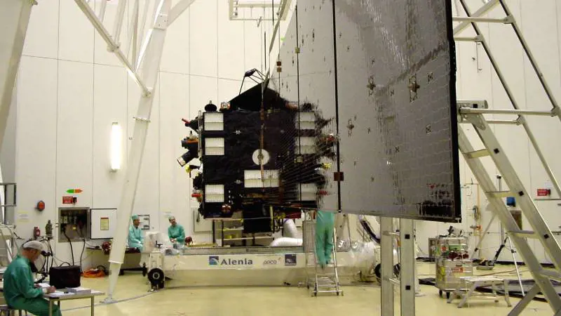 La fase di verifica dei pannelli solari della sonda Rosetta