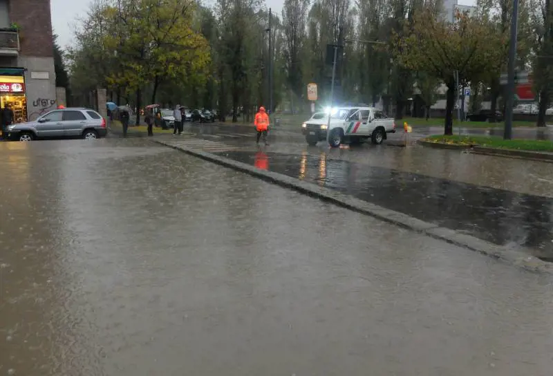 Il Seveso esonda ancora mentre Renzi taglia i fondi per prevenire le emergenze