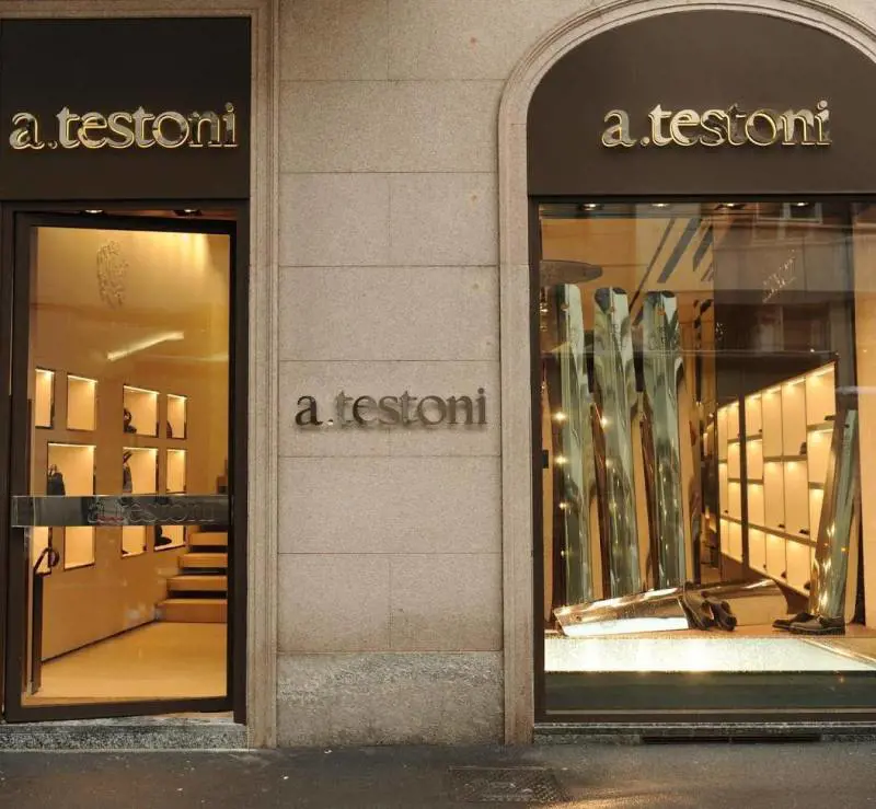 Festa in Montenapoleone per il nuovo negozio Testoni