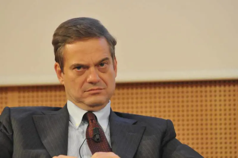 La minaccia di uscita dall’euro non sembra essere una strategia vantaggiosa. Non è un caso che le dimissioni di Berlusconi siano avvenute dopo che tale ipotesi fu ventilata ai governi degli altri Paesi (Bini Smaghi, ex Bce)