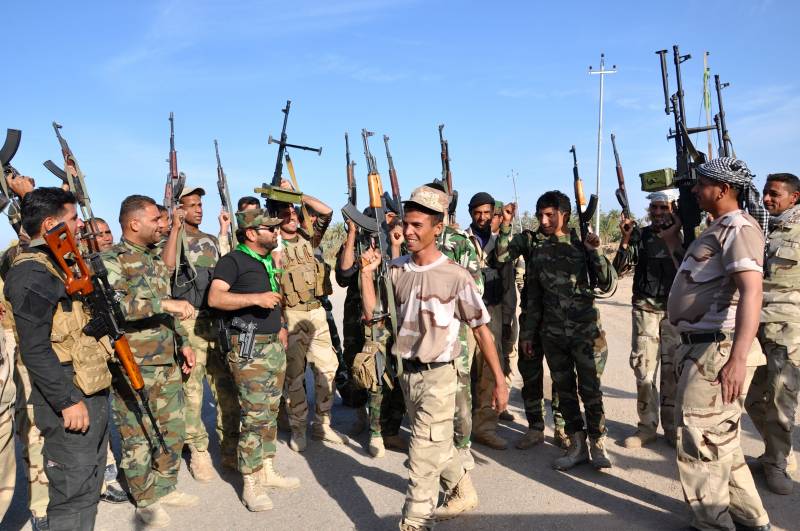 Volontari sciiti a fianco dell'esercito irachenoa sud ovest di Baghdad