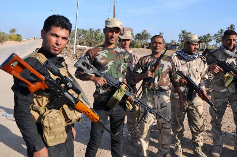 Volontari sciiti integrati nell'esercito iracheno sul fronte a sud ovest di Baghdad 