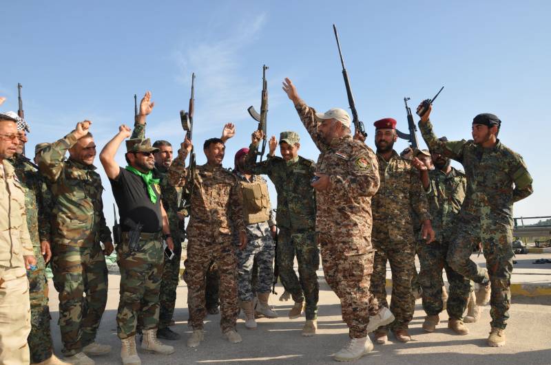 Volontari sciiti a fianco dell'esercito irachenoa sud ovest di Baghdad 