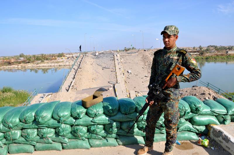 Ponte fatto saltare in aria dai miliziani dlelo Stato islamico sul fronte a sud ovest di Baghdad 