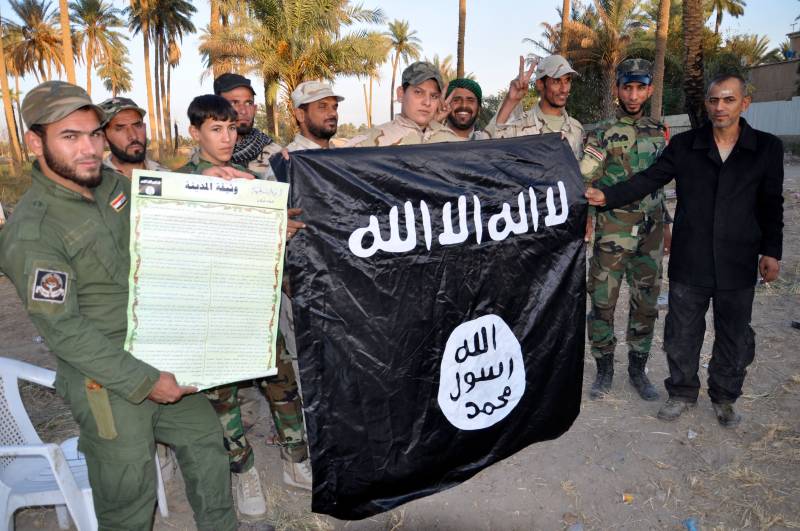 La bandiera nera del Califfato catturata dai governativi a Jurf al Shaqar 40 chilometri a sud ovest di Baghdad
