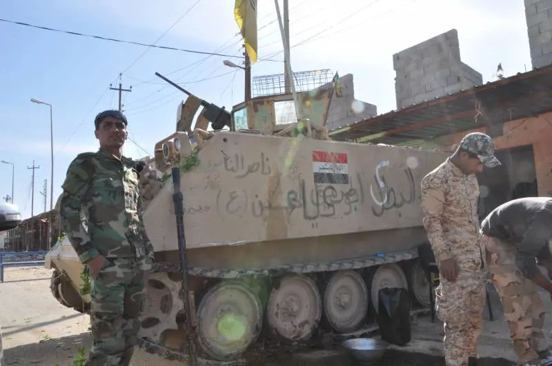 Blindato del gruppo sciita Kataeb hezbollah legato al partito armato libanese nel cnentro di Jurf al Shakar 