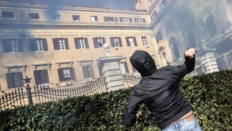 Lanci di uova e fumogeni durante la manifestazione in occasione del Sciopero sociale organizzata a Roma