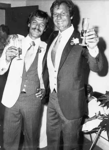 Vallanzasca insieme a Francis Turatello, durante il suo matrimonio celebrato in carcere (Wikipedia)