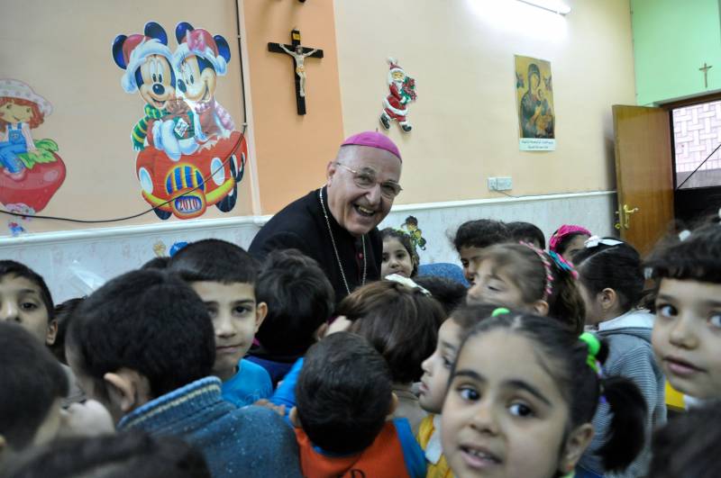 Monsignor Shlemon Warduni con i bambini della scuola materna della sua parrocchia