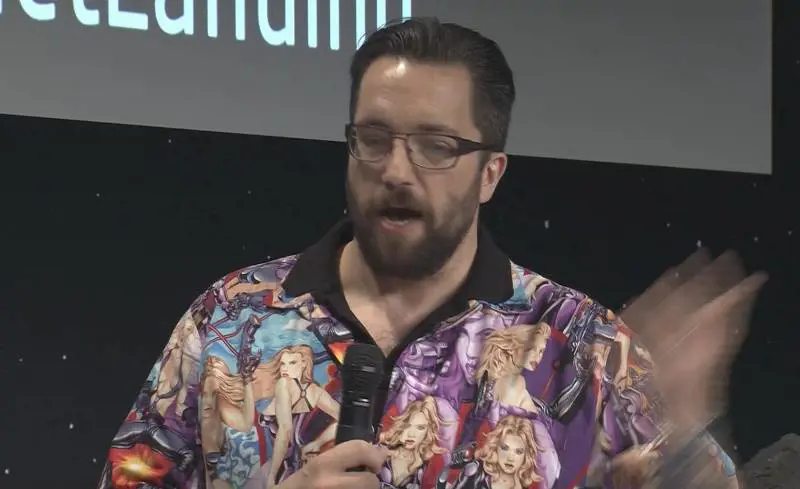 Matt Taylor indossa la camicia con le pin up