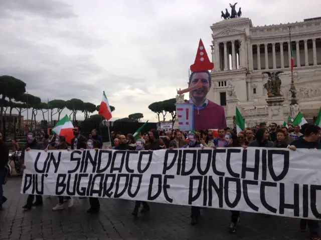 Le periferie in piazza al grido "Marino, vattene!"