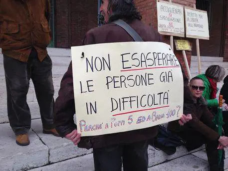 Cento migranti da ospitare. E il paese chiude per protesta