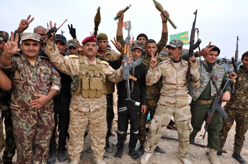 Militari iracheni alla periferia di Tikrit 