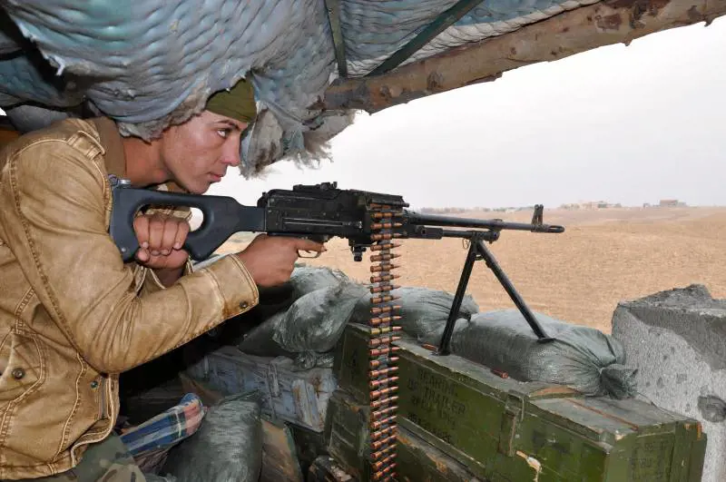 Postazione irachena in prima linea con sullo sfondo le case di Tikrit occupate dallo Stato islamico