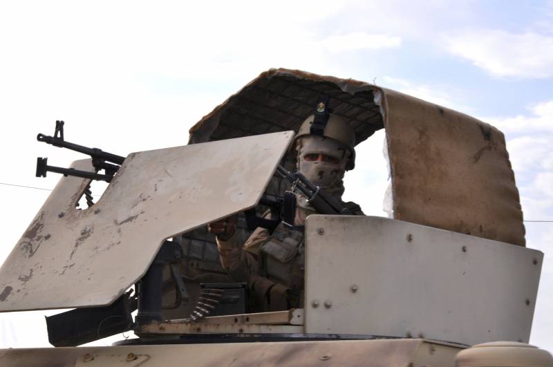 Soldato iracheno sulla torretta di un gippone blindato 