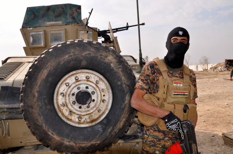 Soldato iracheno a Tikrit con il teschio sul mefisto 
