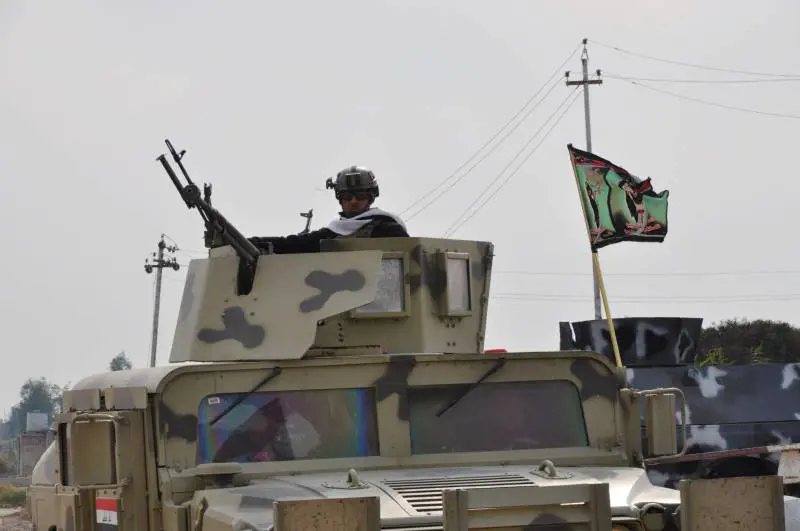 Gippone blindato irahceno di uan colonna sull'autostrada fra Baghdad e Mousl in mano al Califfato