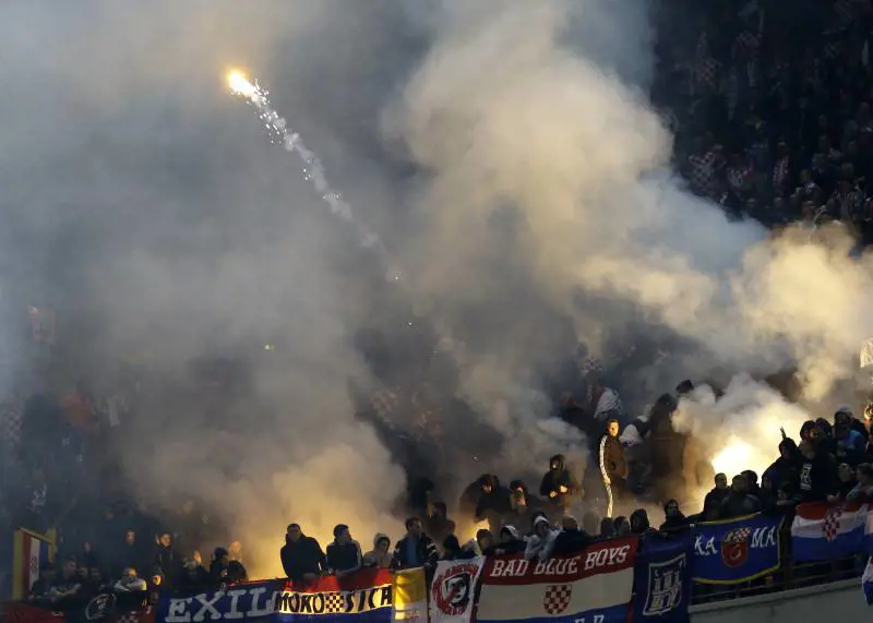 Tifosi croati lanciano fumogeni a San Siro