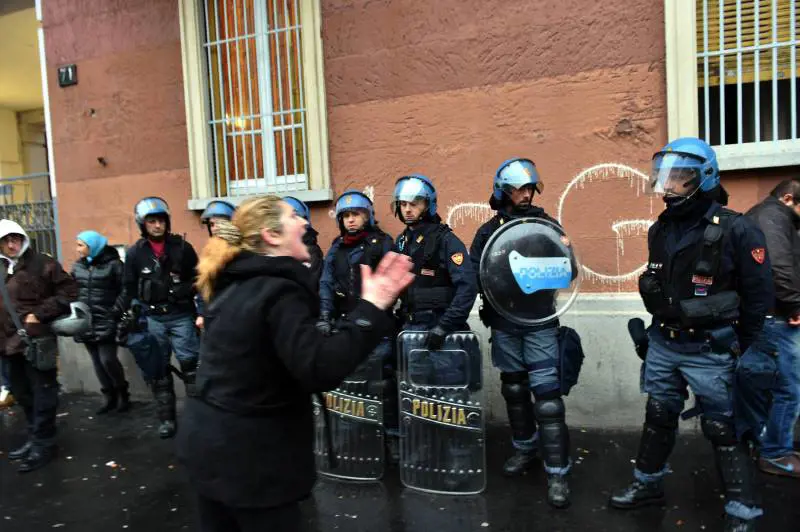 Sgombero casa occupata: polizia aggredita