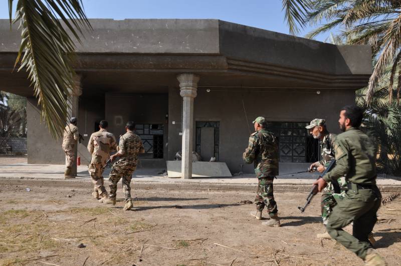 I volontari sciiti di Karbala si avvicinano alla casa della morte dell'Isis 