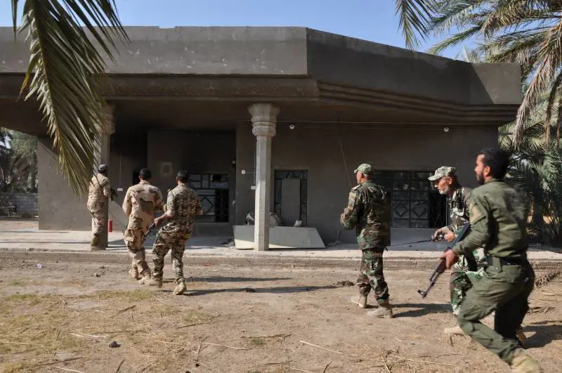 I volontari sciiti di Karbala si avvicinano alla casa della morte dell'Isis 