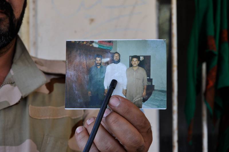 La foto trovata dopo la battaglia fra i ruderi di Jurf al Shakar con un combattente saudita dell'Isis al centro