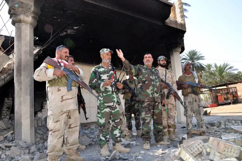 Il colonnello Abbas Al Assady con i suoi uomini, volontari di Karbala, la città santa sciita, davanti alla dimora distrutta dell'emiro del Califfato a Jurf al Shakar