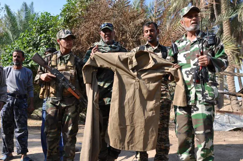 Un abito in stile afghano abbandonato da uno dei miliziani del Califfato a Jurf al Shakar